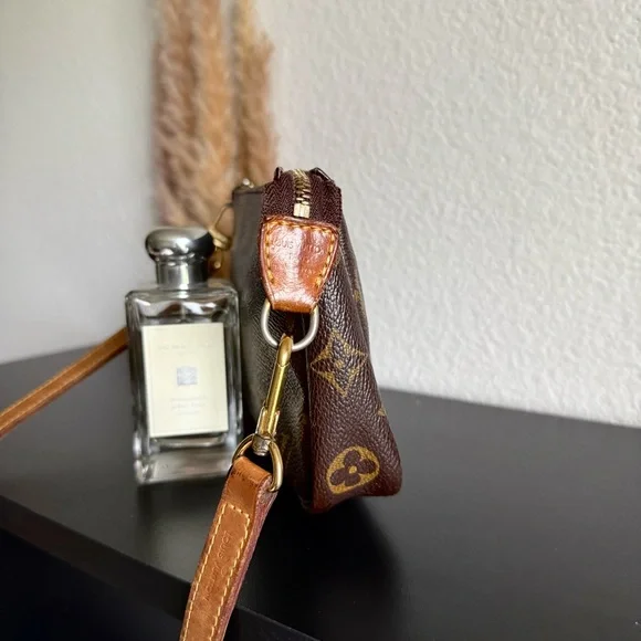 🌼AUTHENTIC Louis Vuitton Pochette with ORIGINAL LV strap🌼 - Picture 6 of 15